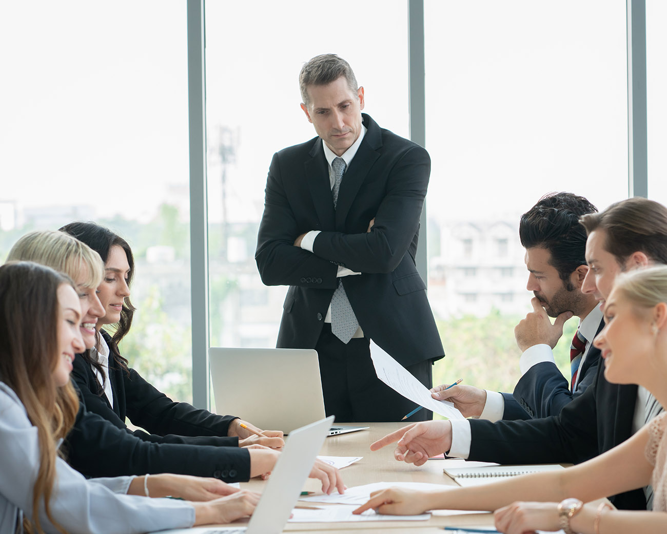 Manager controleert medewerkers