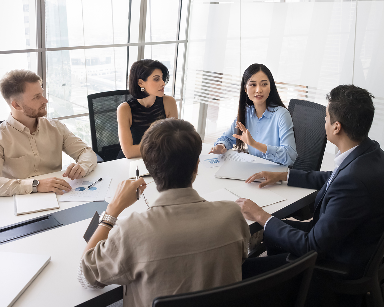 Overheidsprofessionals in overleg aan tafel