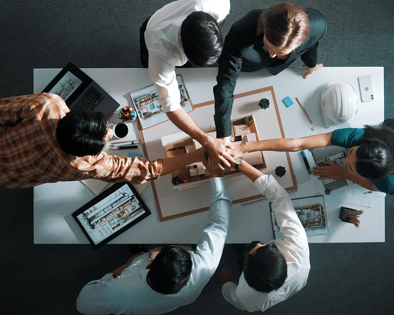 Topshot mensen aan tafel