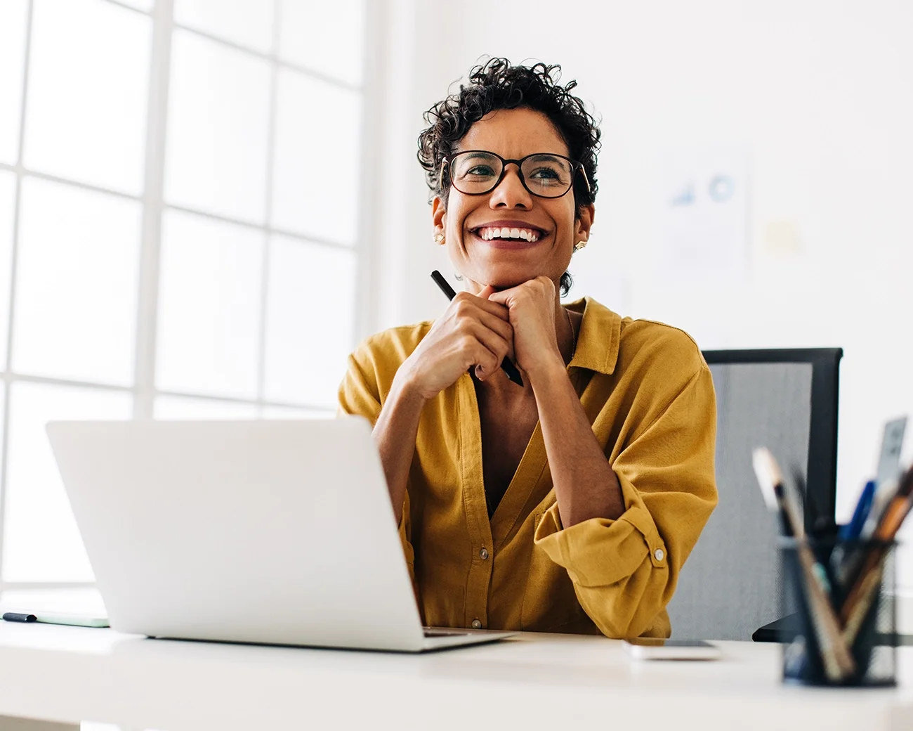 Lachende vrouw achter laptop