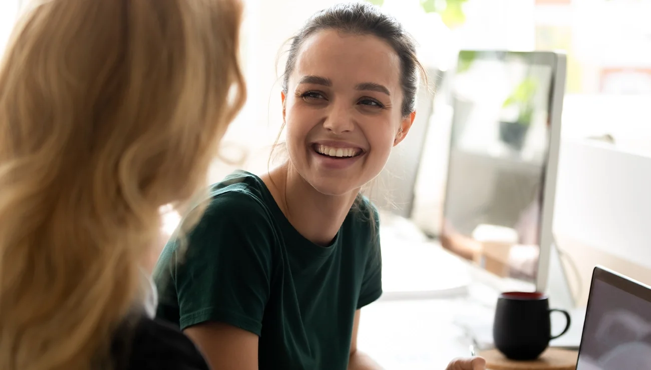 twee vrouwen overleggen achter laptop