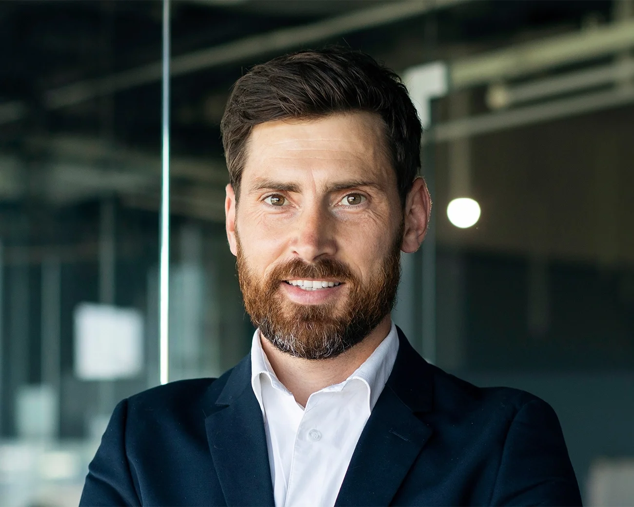 Portret van man kijkend in de camera