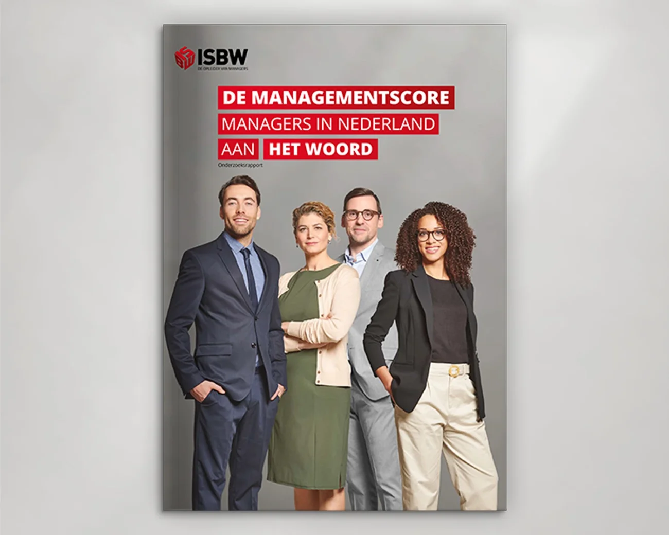 Voorkant van De Managementscore 2022: Managers in Nederland aan het woord. Groepje van twee mannen in pak en twee vrouwen met zakelijke kleding.