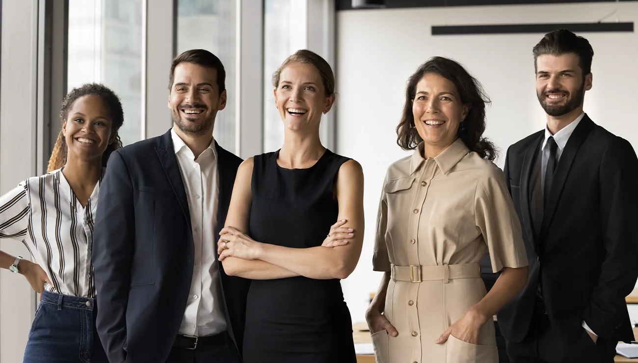 Groep van vijf mensen in een kantooromgeving