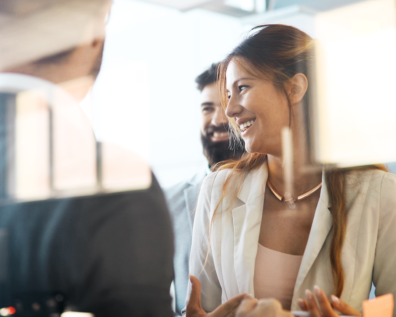 Zakenvrouw communiceert lachend met collega's