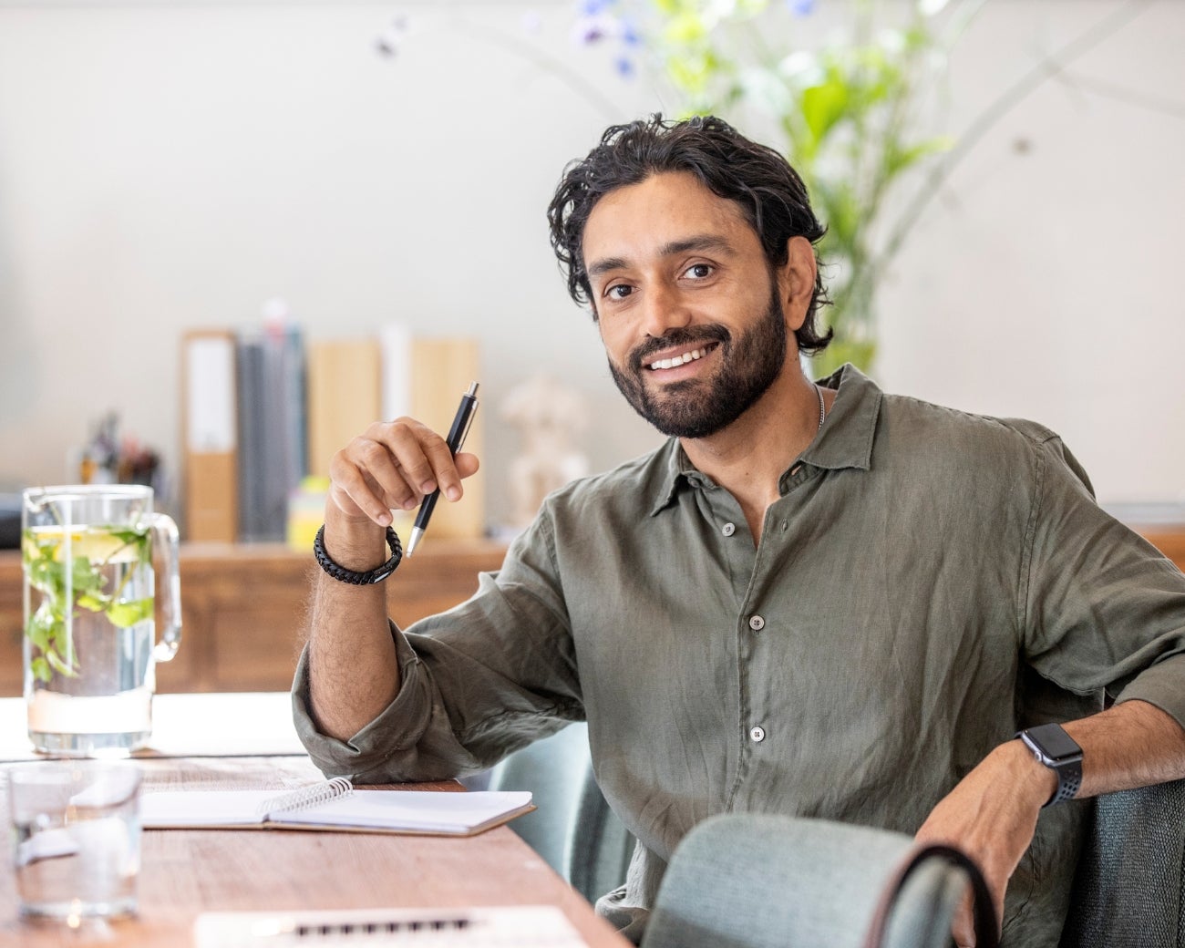 Man kijkt zelfverzekerd met pen in hand