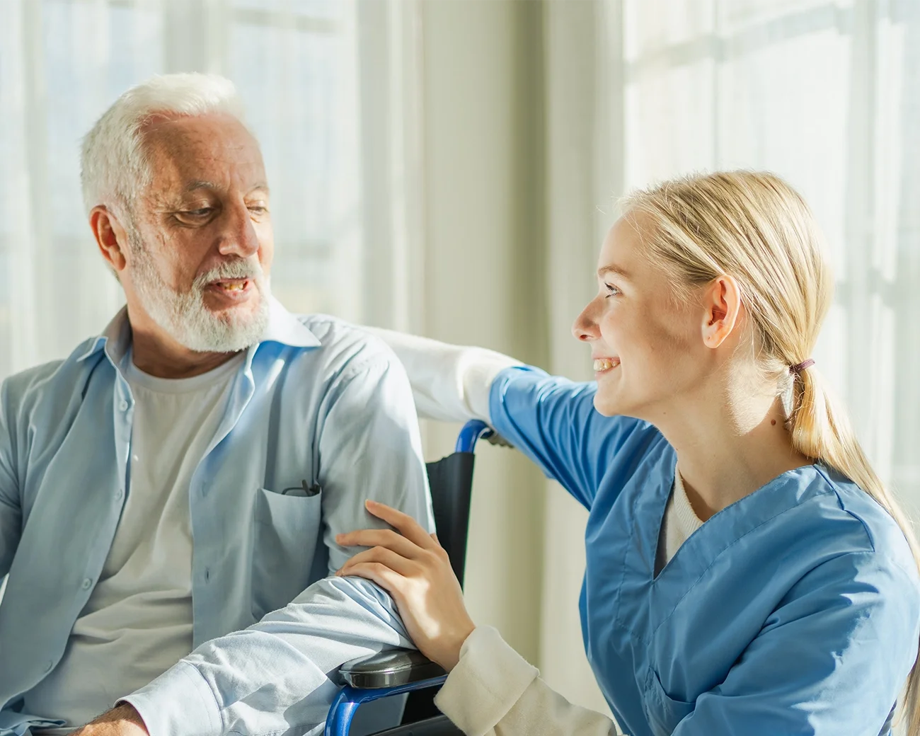 Verpleegkundige kletst met senior