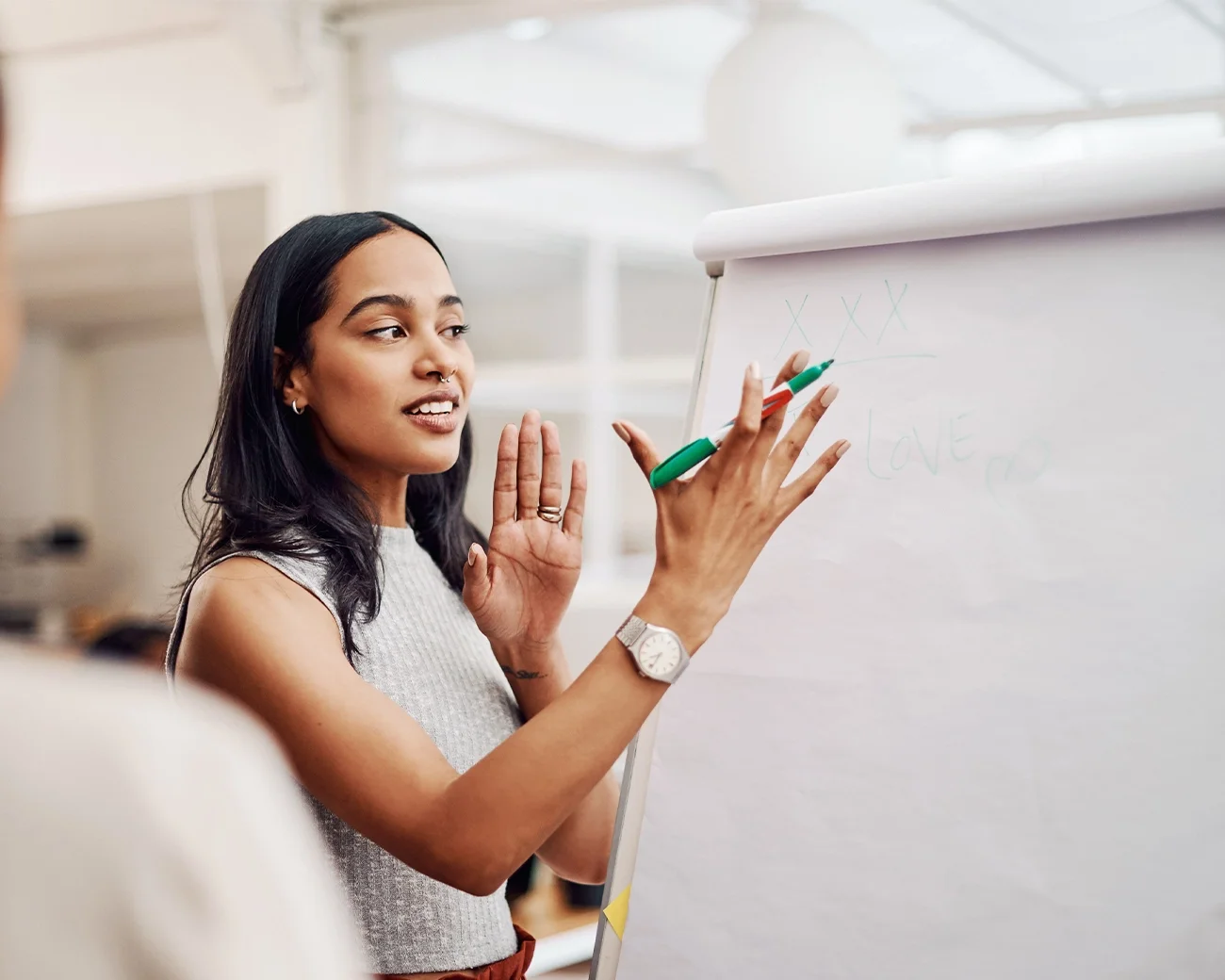 Manager legt iets uit