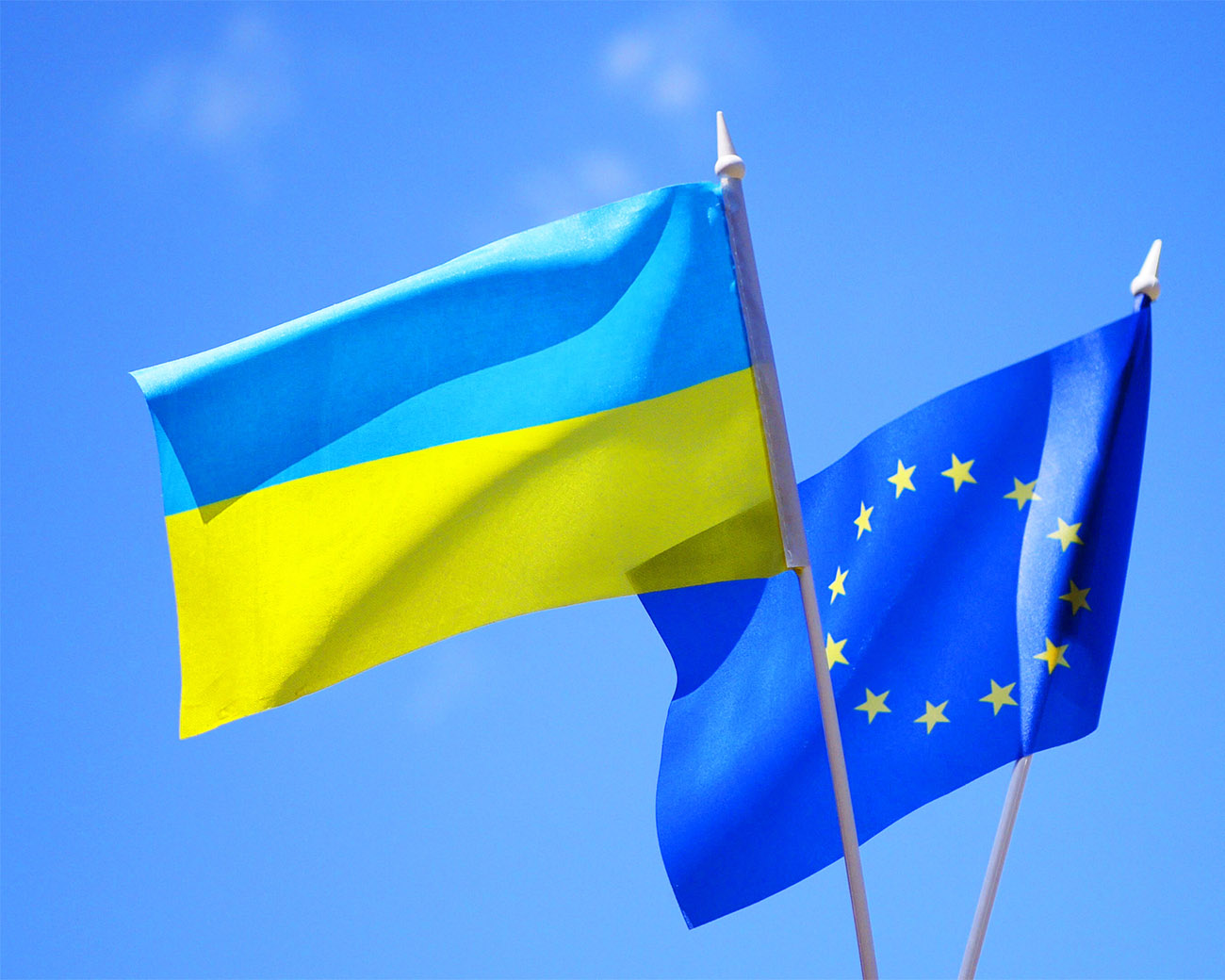 Vlag Oekraïne en EU samen wapperend