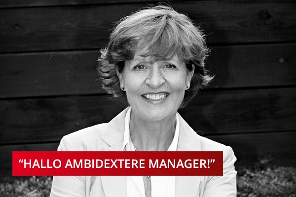 Zwart-wit foto van lachende vrouw, met tekst in rode balk "Hallo ambidextere manager!: 