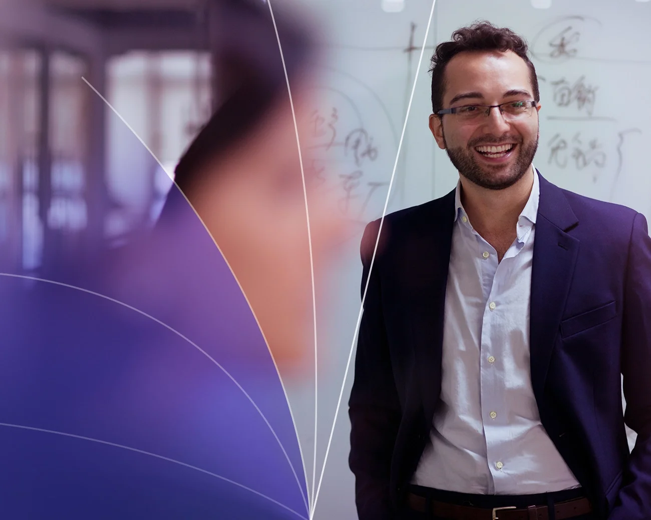 Lachende zakenman met ambitielijnen