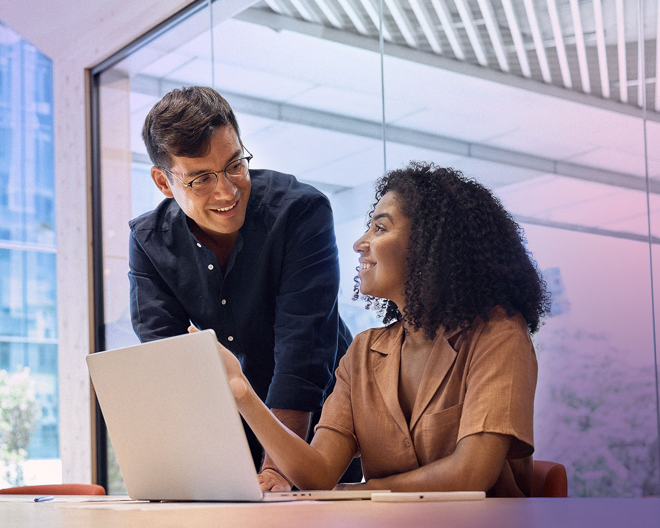professionals analyseren samen gegevens op laptop