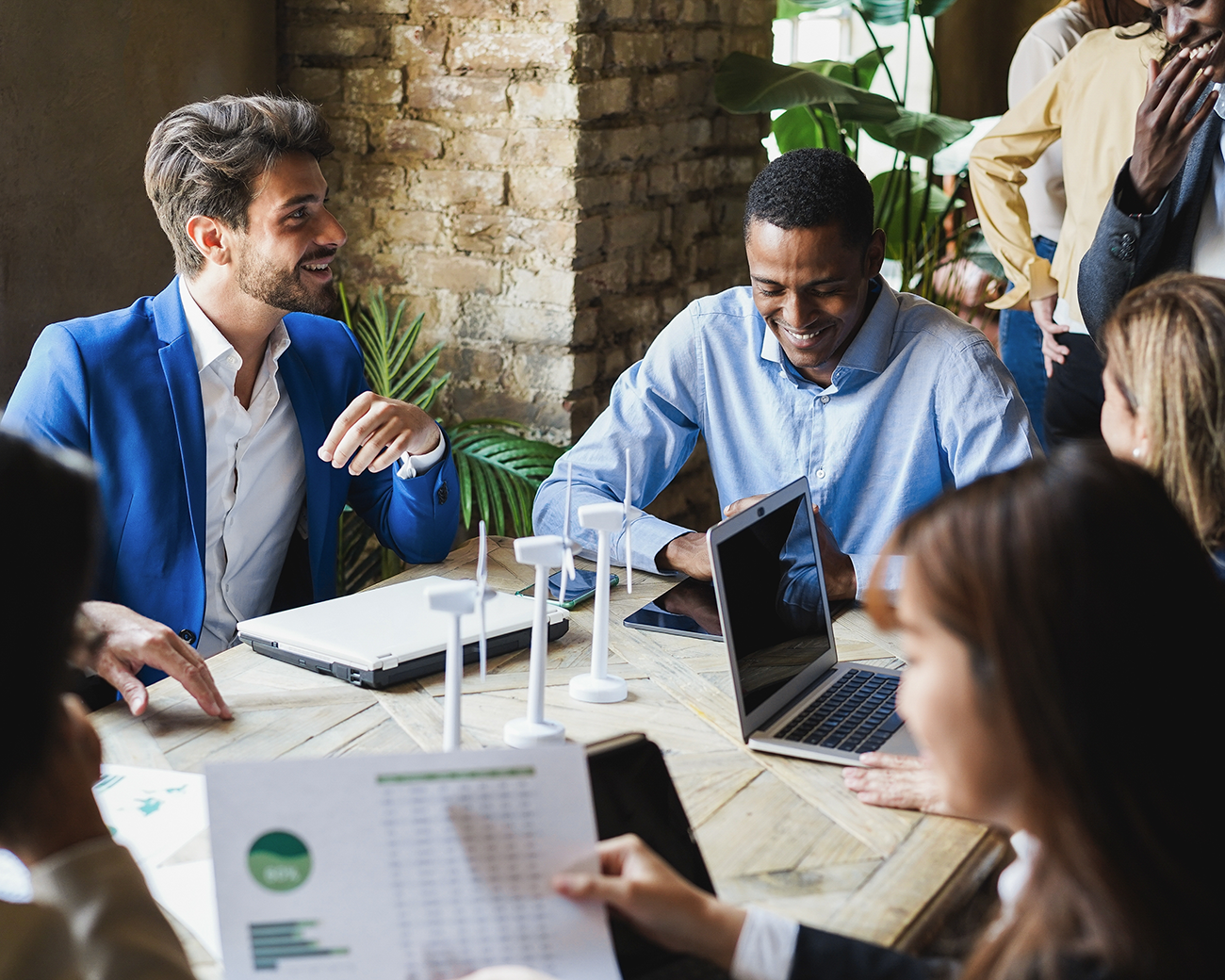 Meerdere mensen aan een tafel