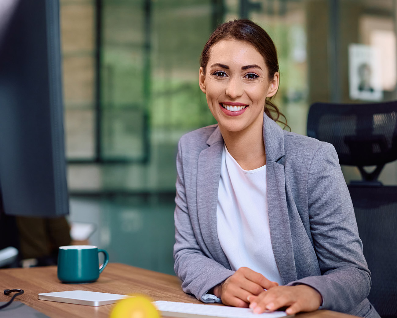 Vrouw glimlachend achter bureau