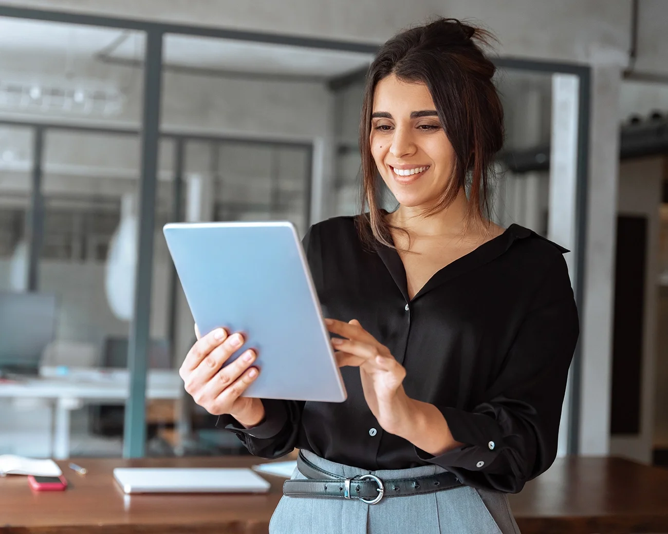 Accountant kijkt op tablet