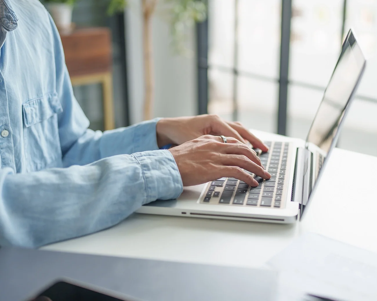 Salarisprofessional typt op laptop