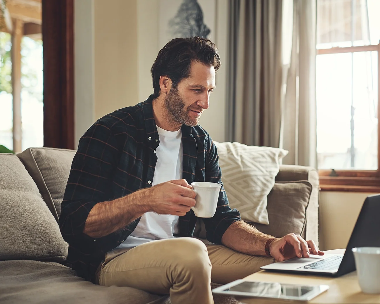 Volwassen man op de bank achter laptop