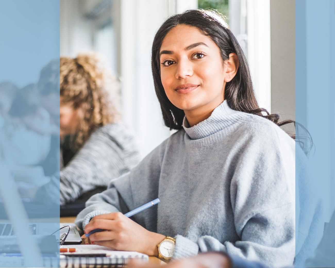Supportprofessional schrijvend aan bureau klaslokaal