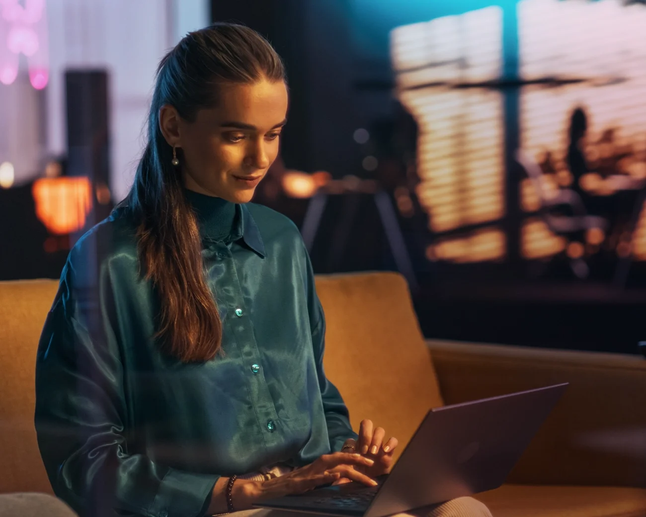 Professional in kantooromgeving zit achter laptop