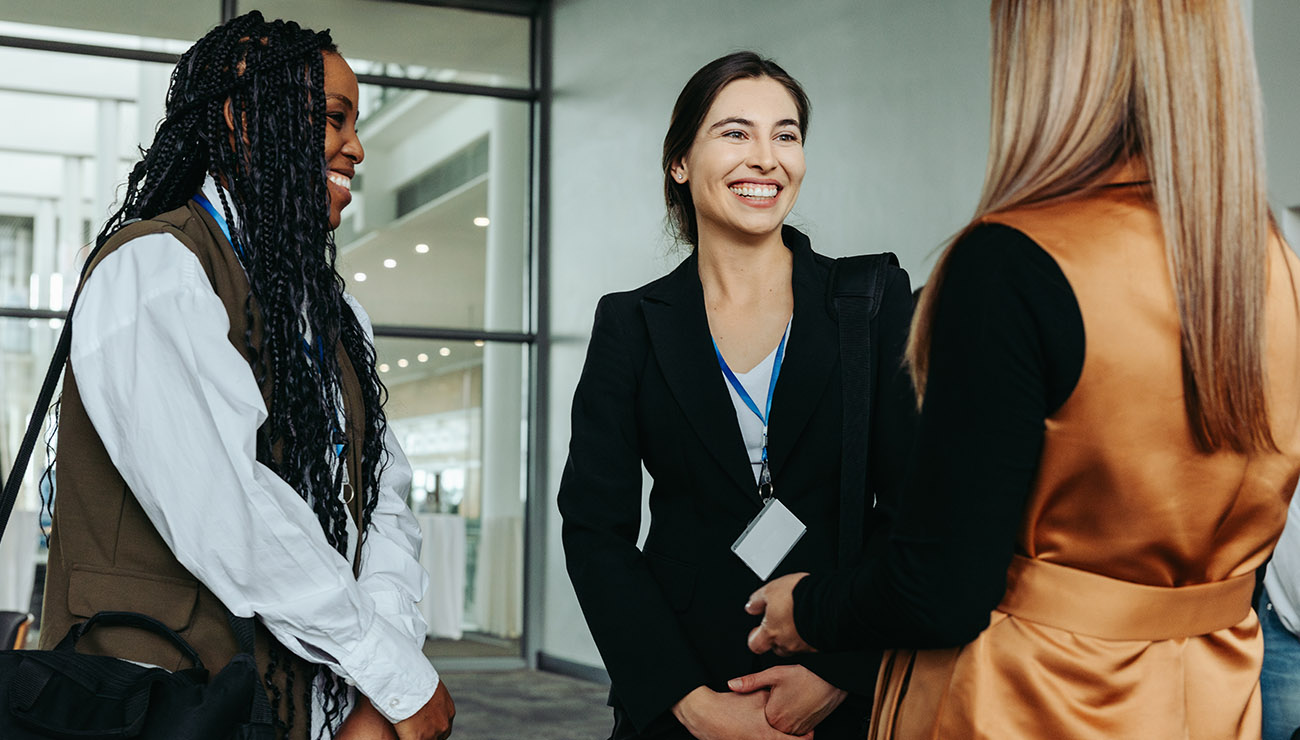 Een vrolijke management assistent