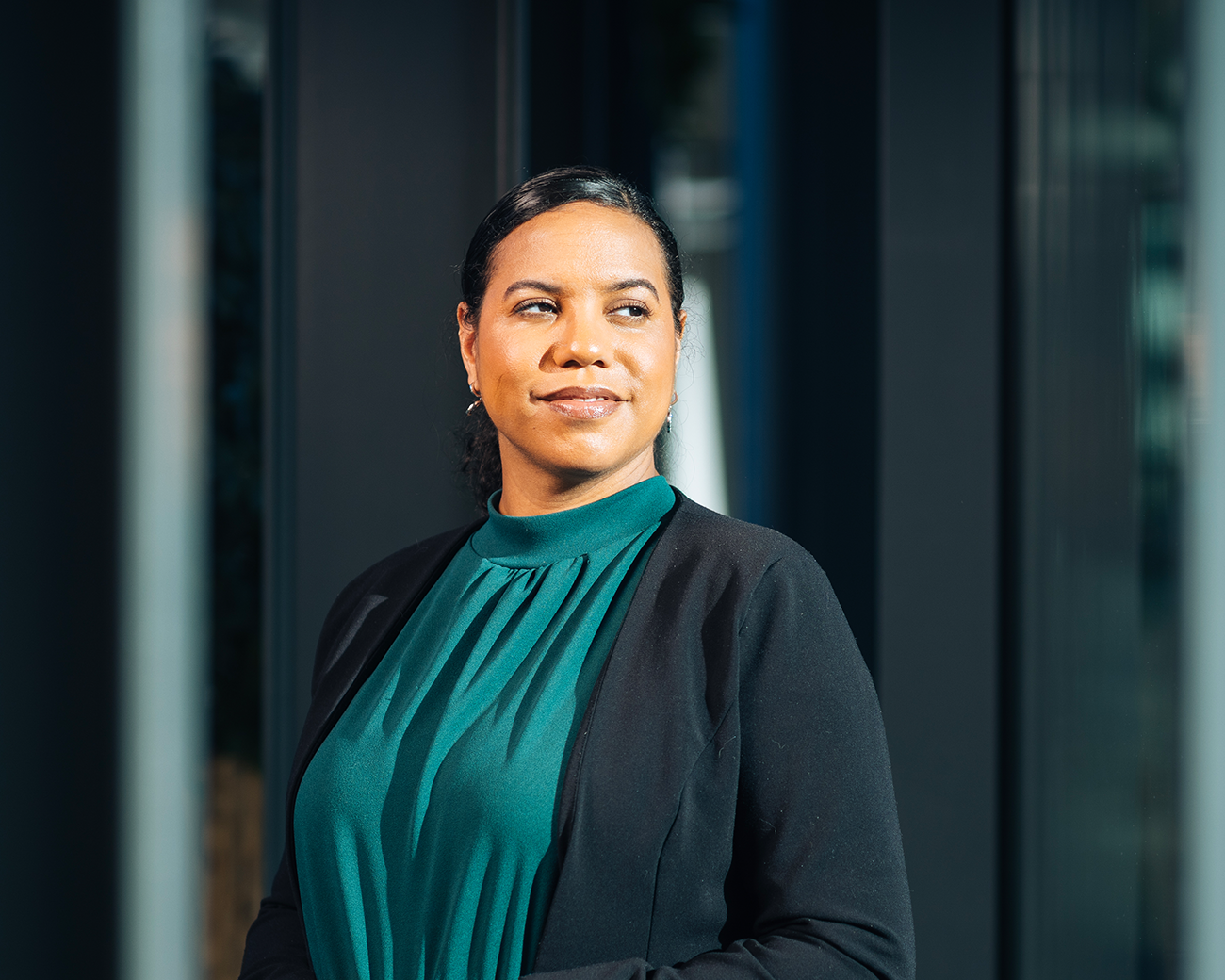 Vrouw met donker haar en zwart vest 