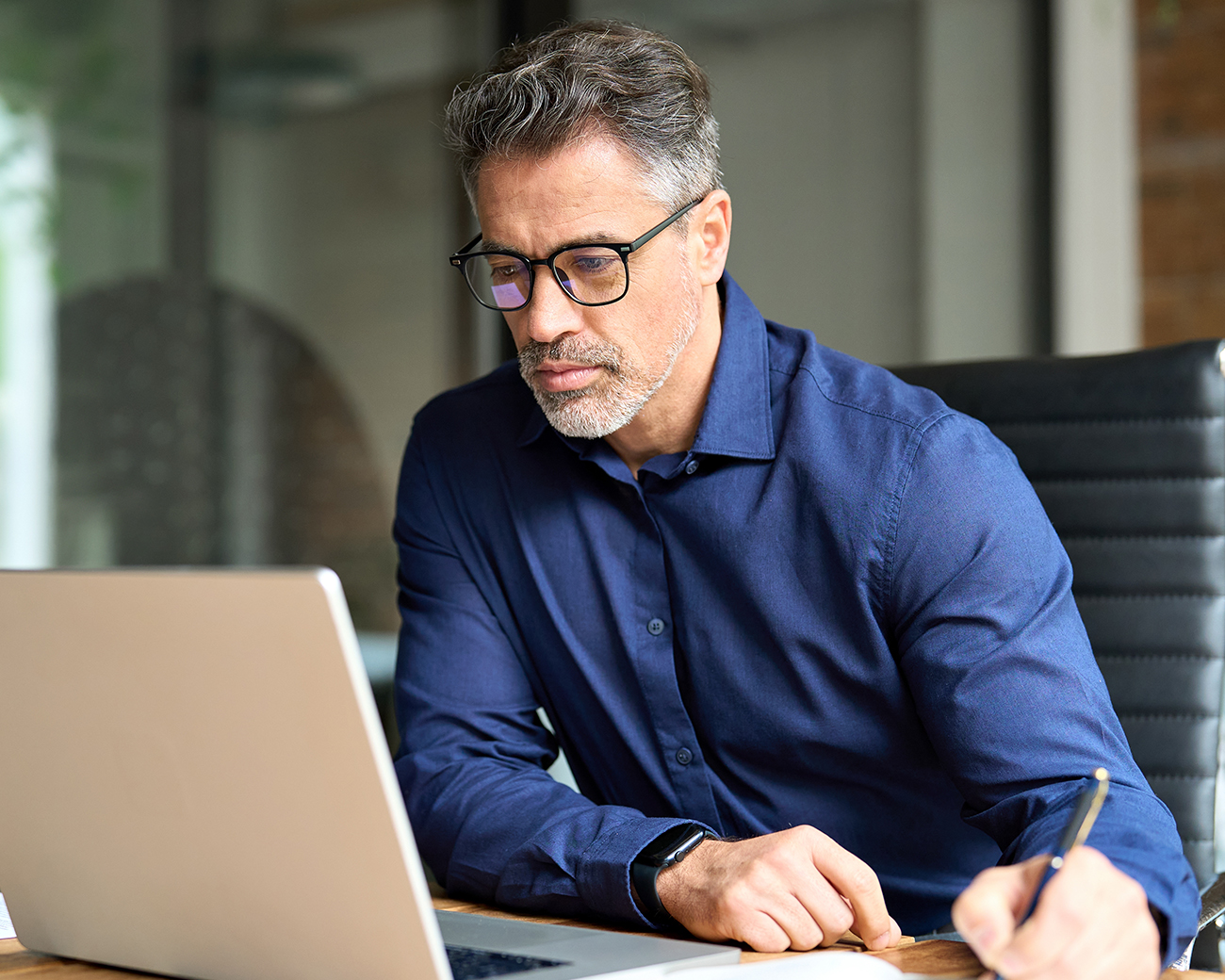 Overheidsprofessional achter laptop in kantooromgeving