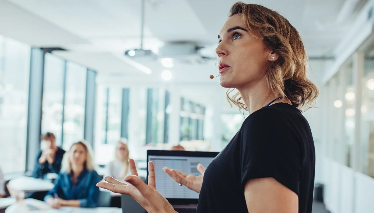 Vrouw presenteert voor groep in kantoorsetting