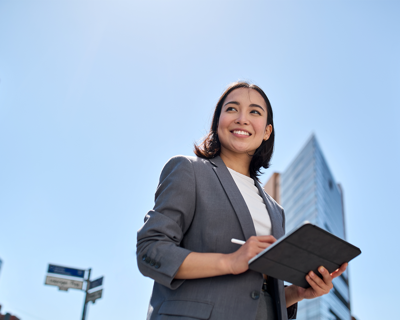 vrouw met tablet in haar handen