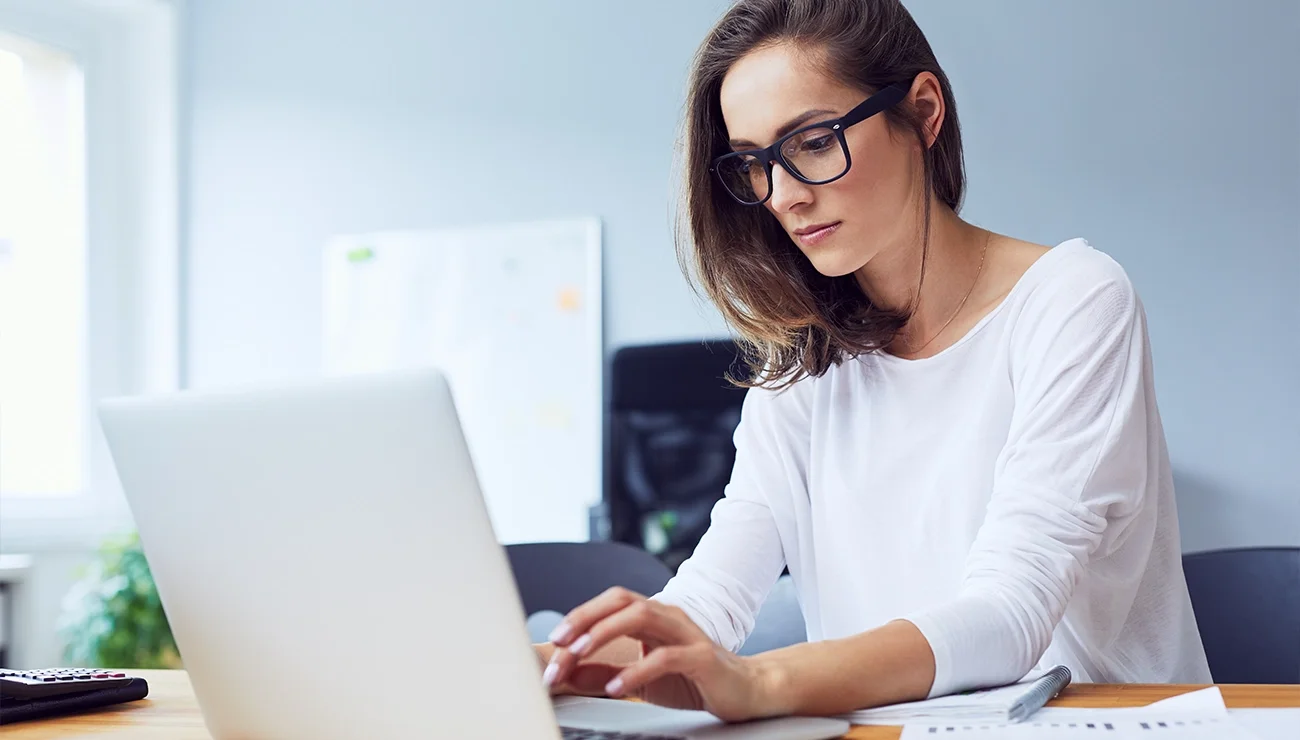 Vrouw typt op een laptop