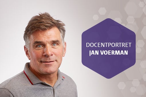 Foto van MVP-docent Jan Voerman met tekst "Docentportret Jan Voerman" in paars hexagon.