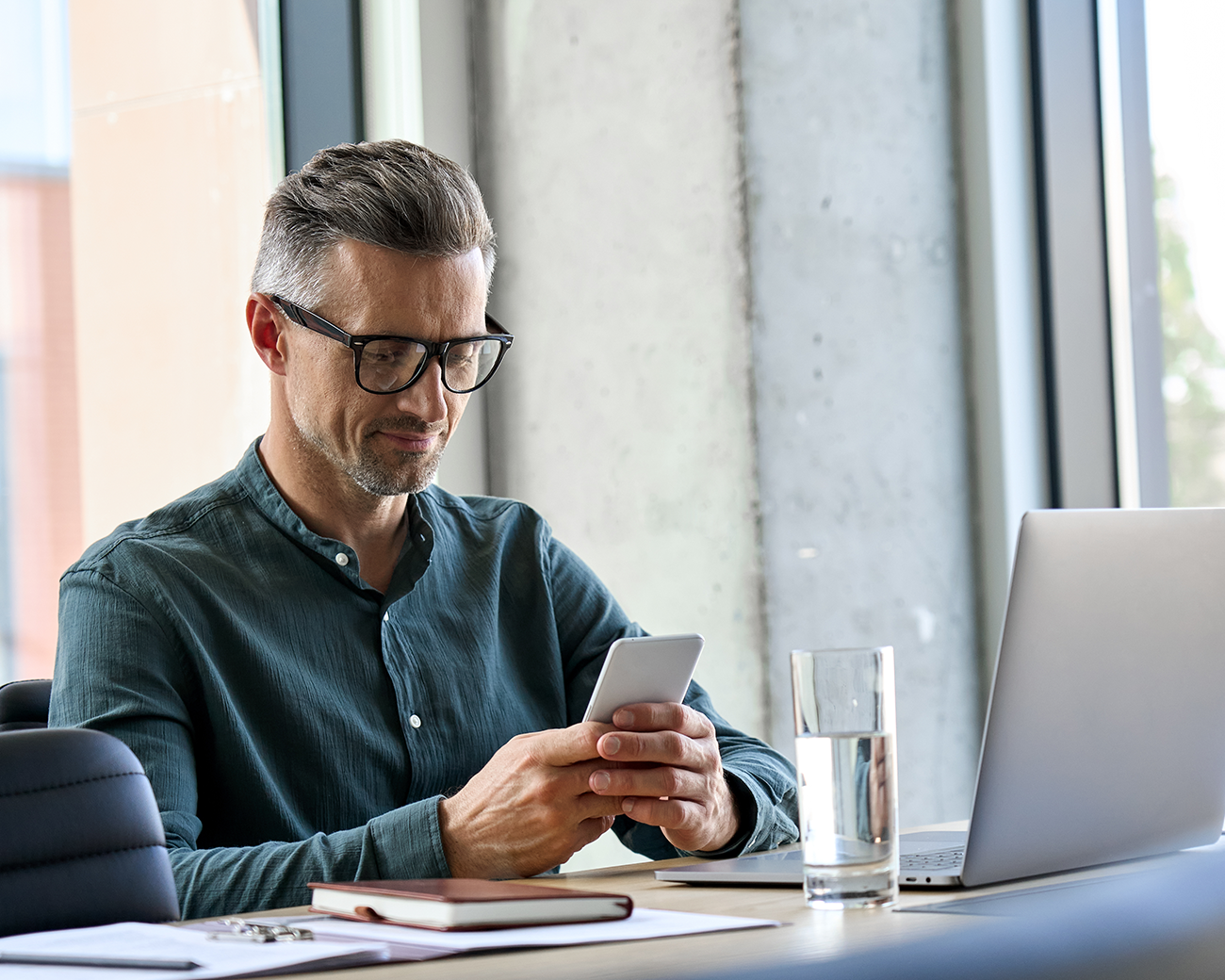 Man kijkt op telefoon