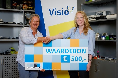 Ergotherapeute Marlous Vogel met Pro Education waardecheque van € 500,-.