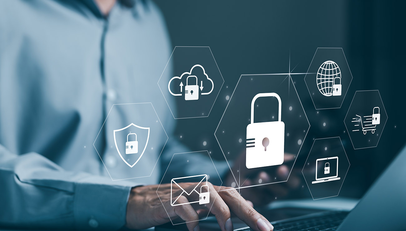 Persoon werkt op een laptop met security iconen die rondom het scherm zichtbaar zijn
