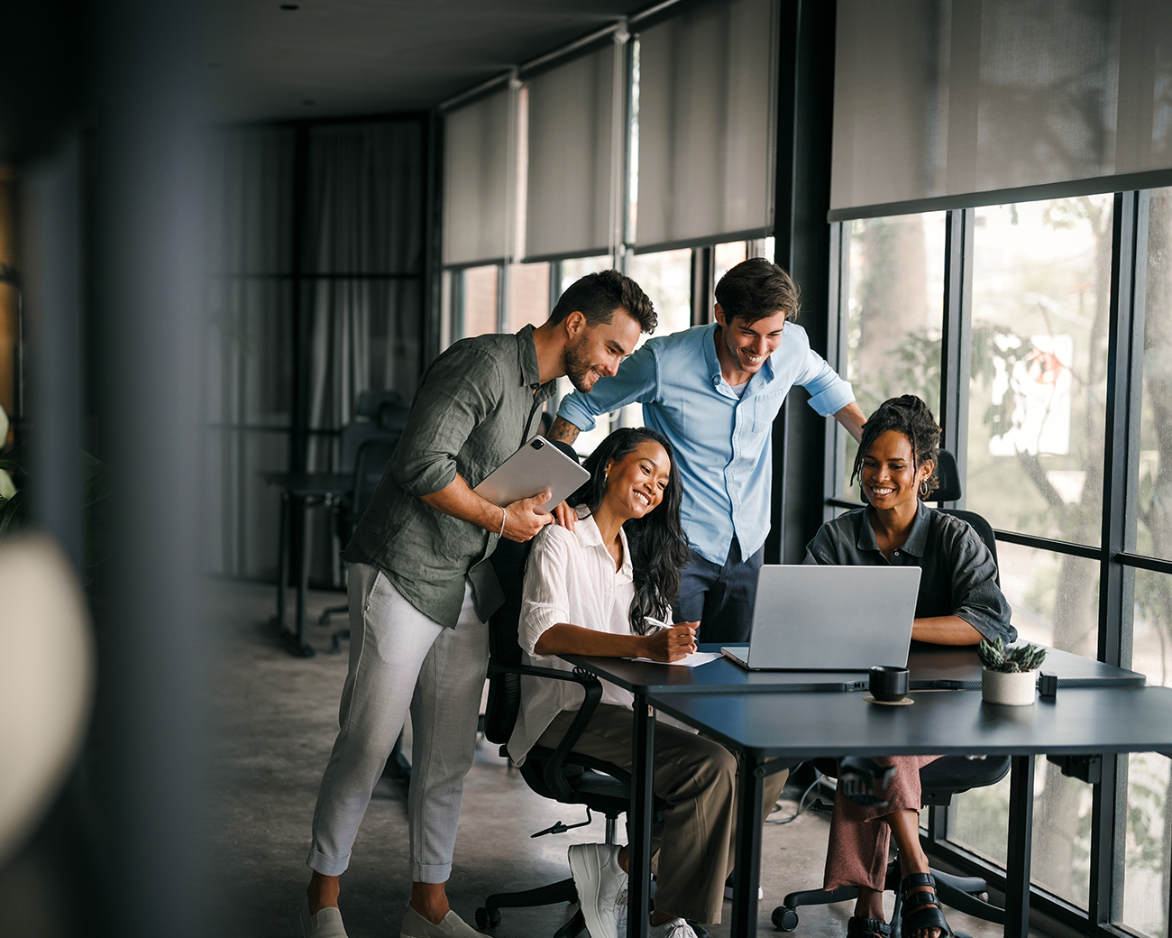 mensen die overleggen en lachen naar een computer