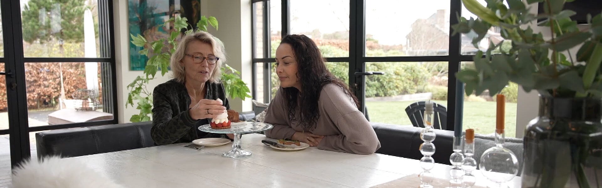 Twee vrouwen aan tafel met een taartje