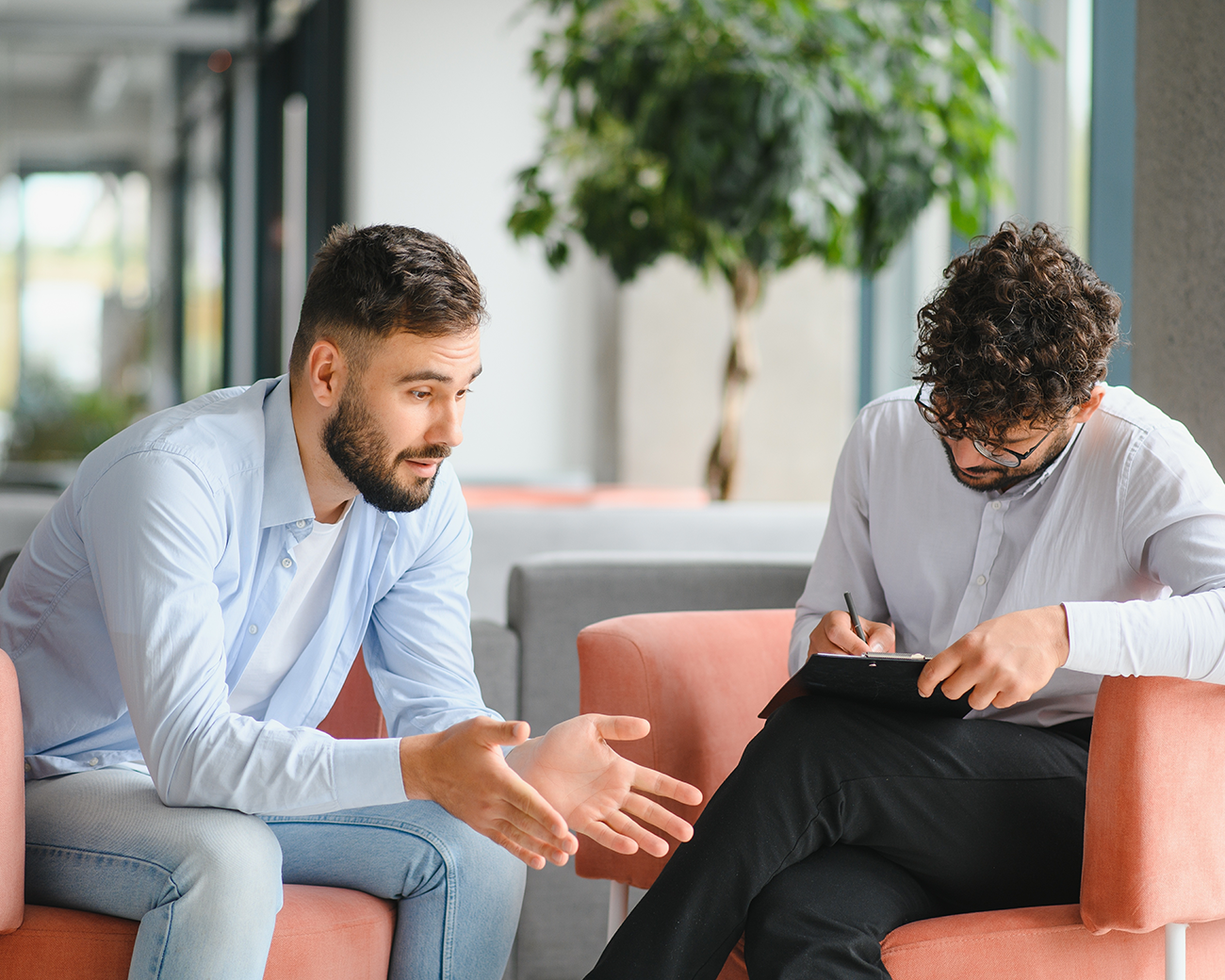 Fysiotherapeut in gesprek met cliënt