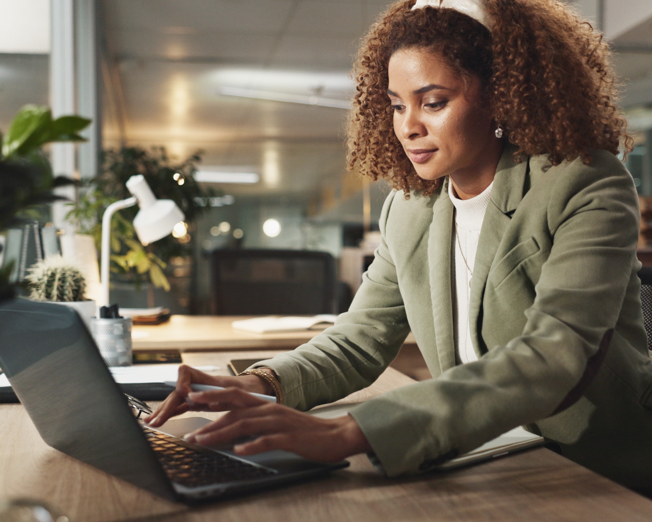 Jonge vrouw werkt op laptop