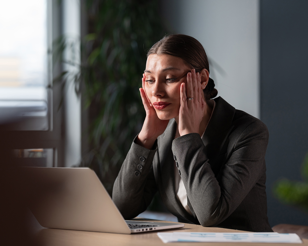 Persoon zichtbaar gespannen achter laptop