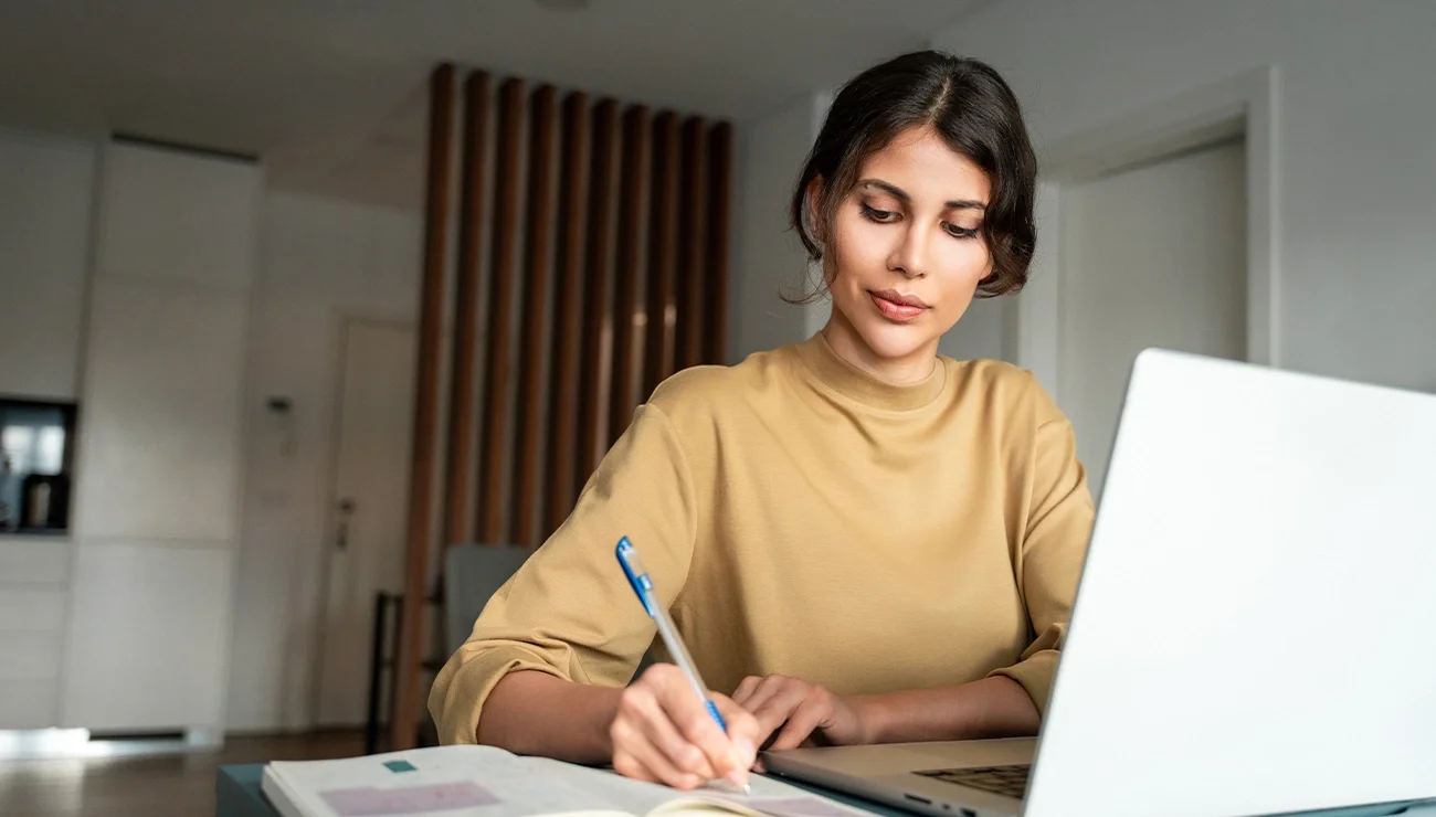 vrouw donker haar achter laptop