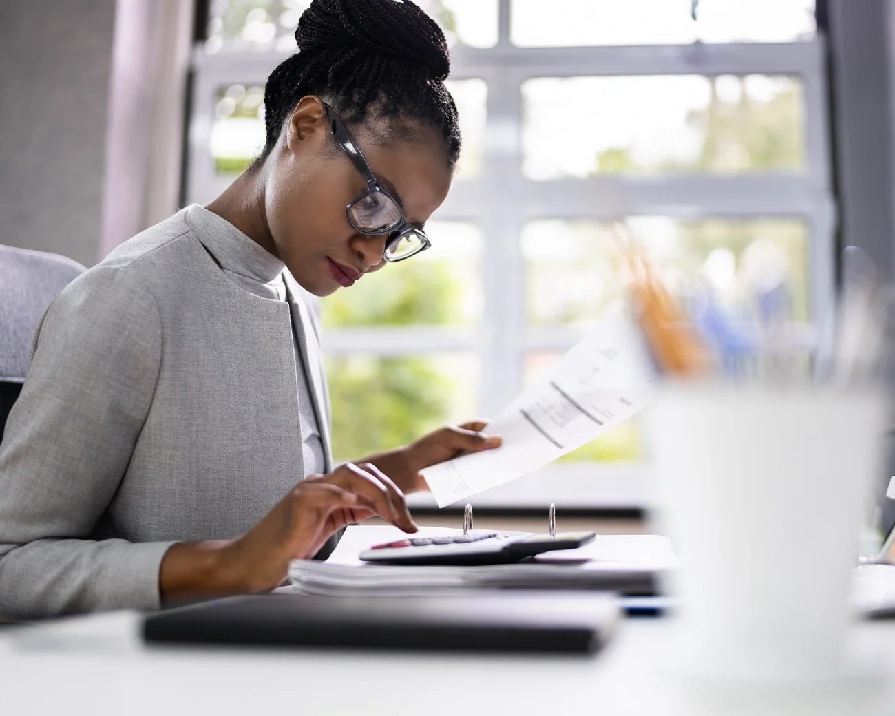 Zakenvrouw voert berekening uit met rekenmachine