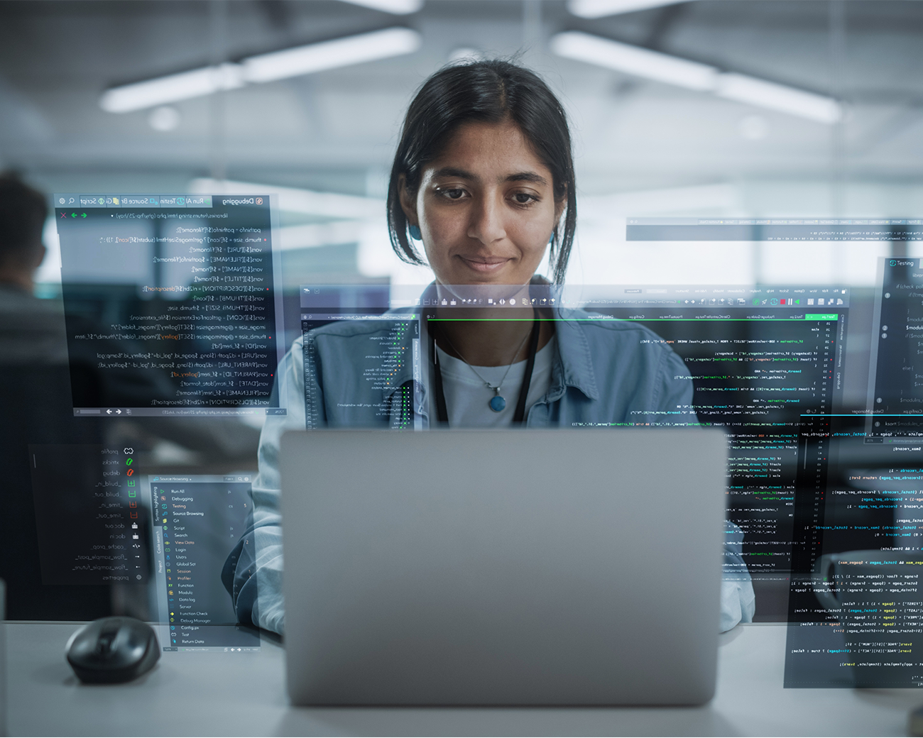 Vrouw werkt achter haar laptop