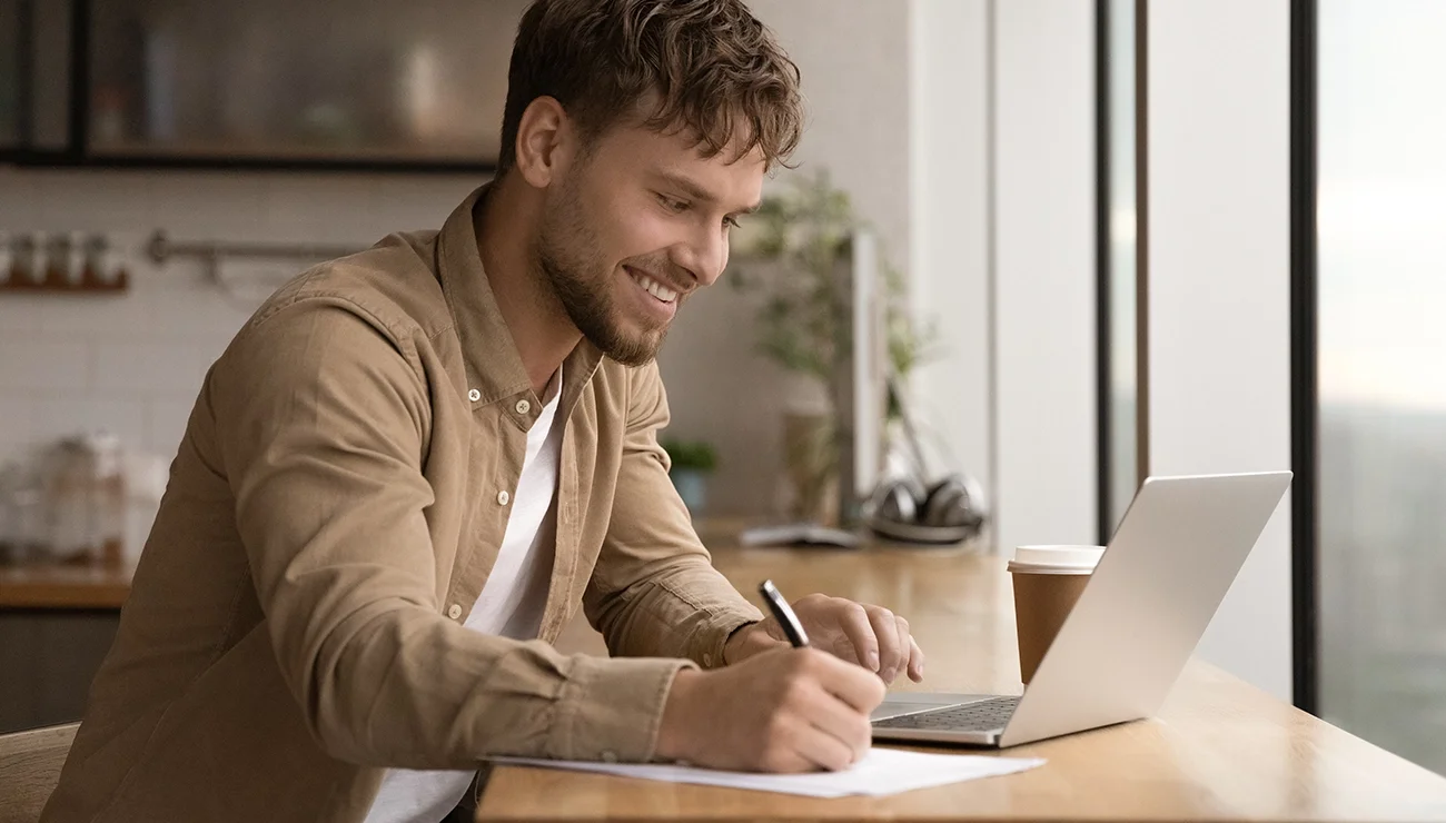 Man werkt op laptop