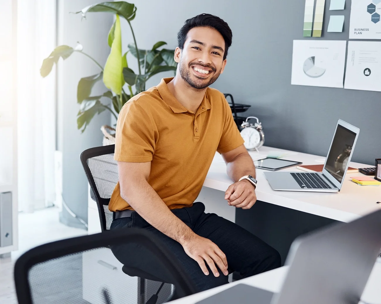 Lachende man achter laptop op kantoor