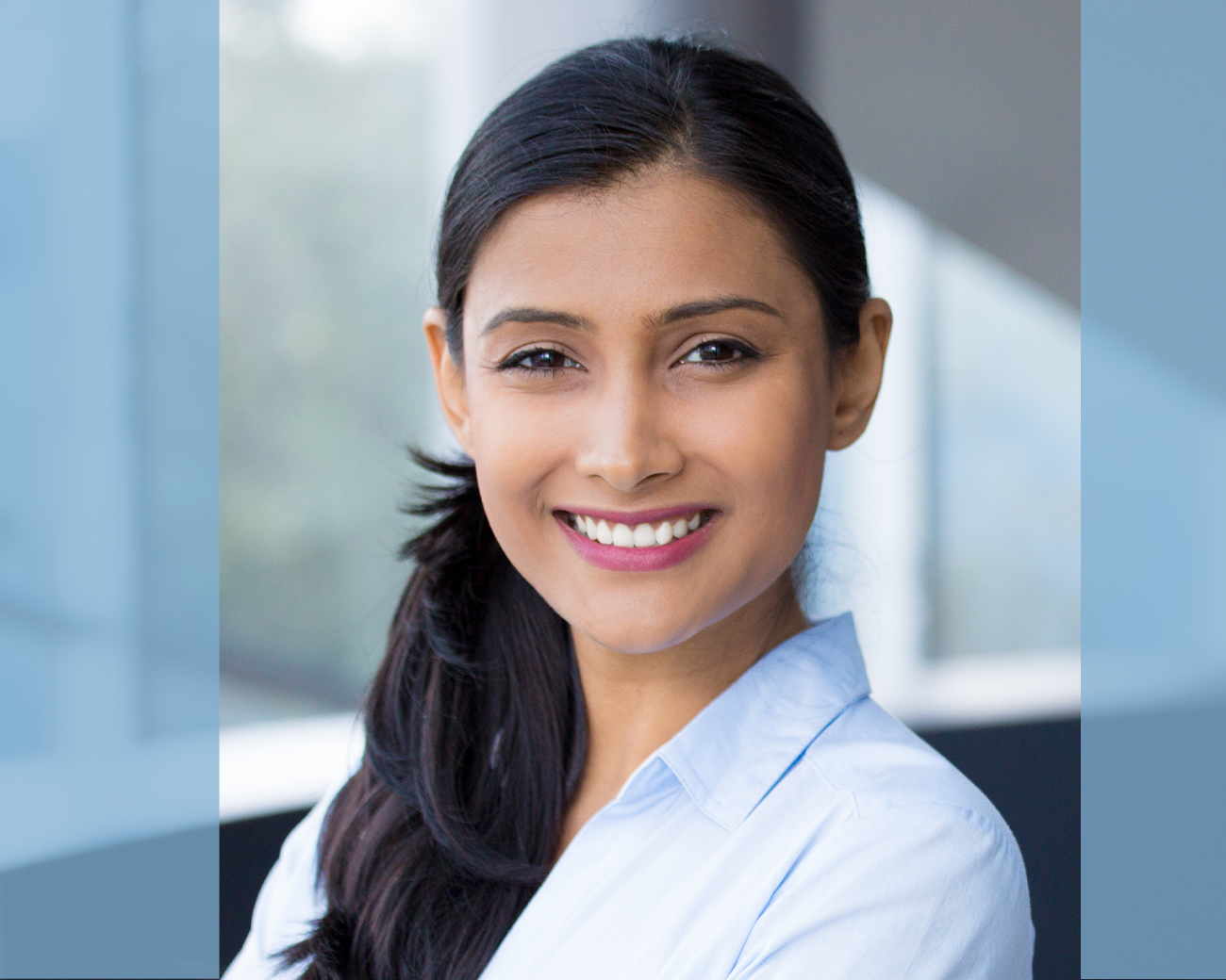 Vrolijk lachende jonge vrouw