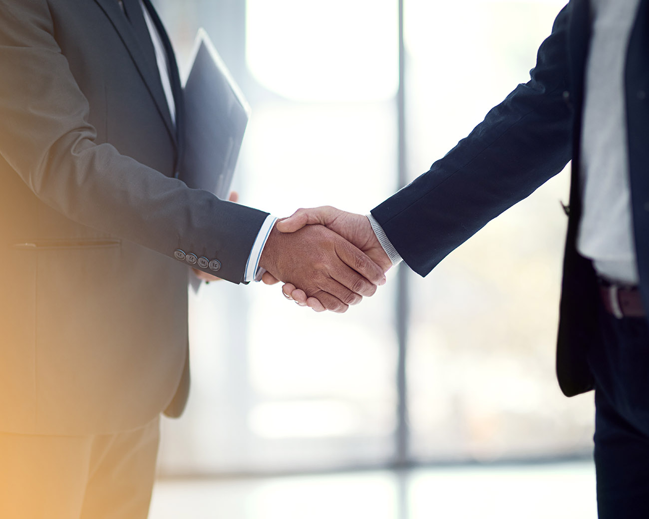 2 mannen schudden de hand