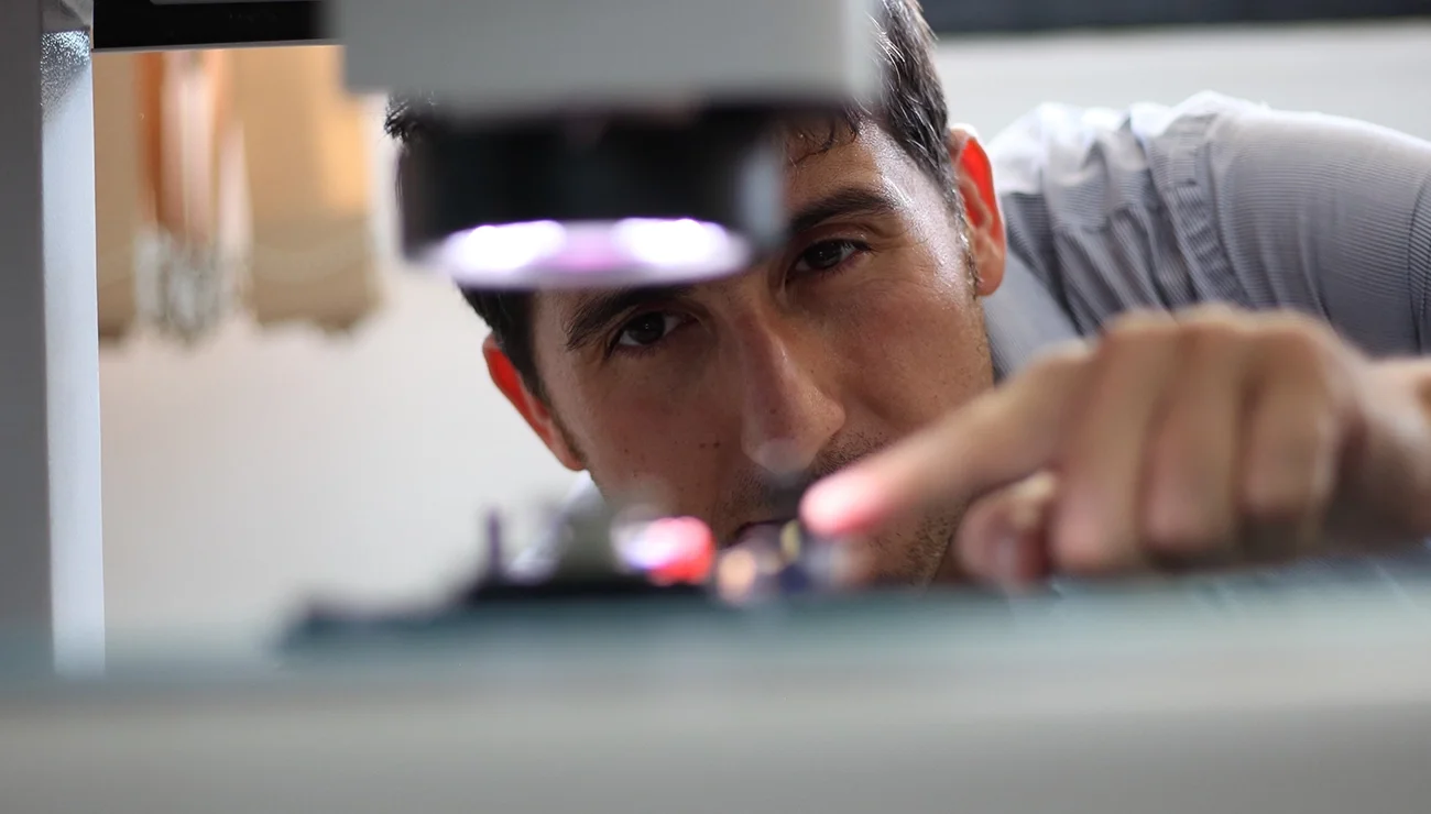 Man die bezig is met een 3d-printer