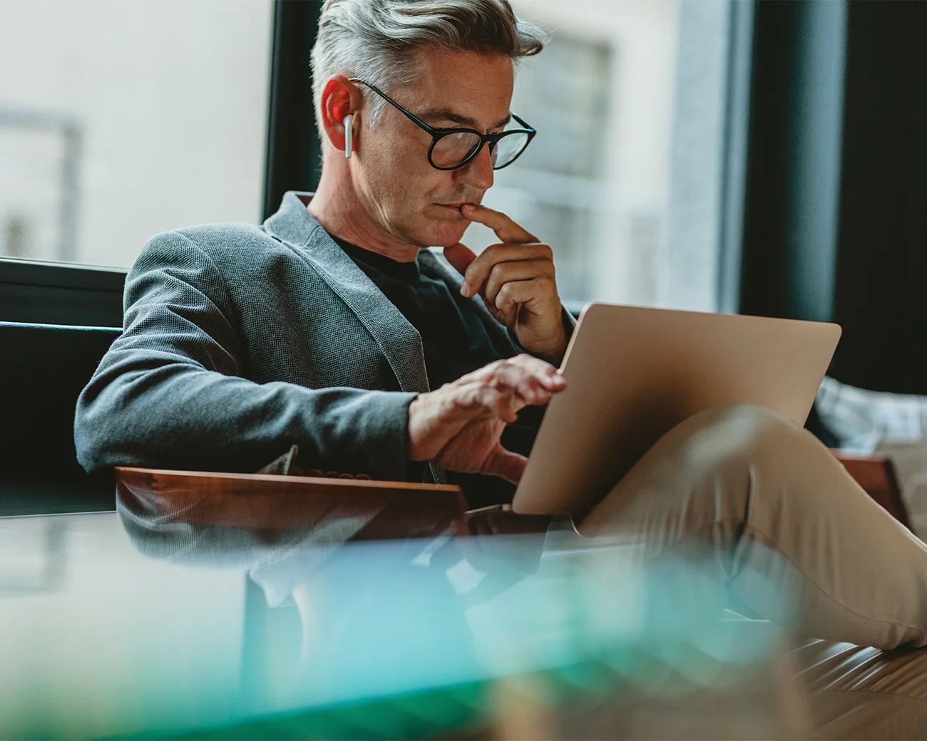 Professional kijkt gefocust naar tablet