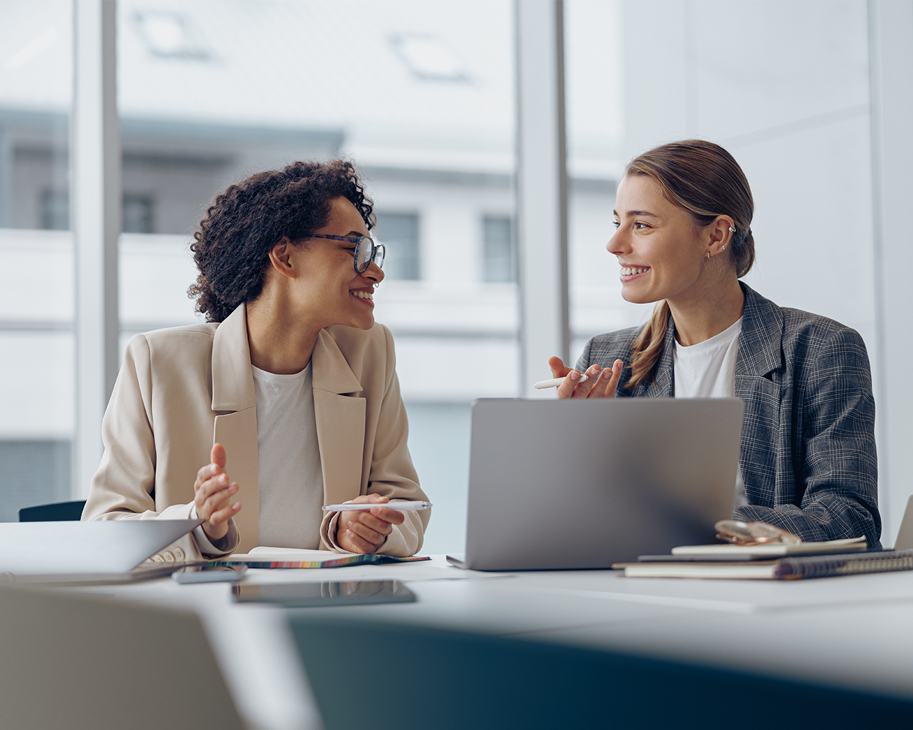 Twee vrouwen in overleg