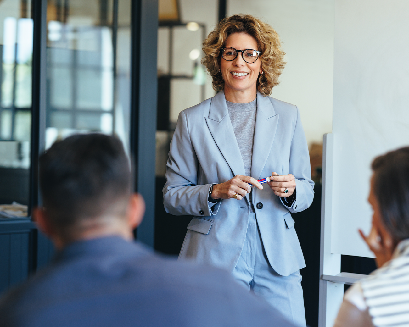 Vrouw die een presentatie geeft 