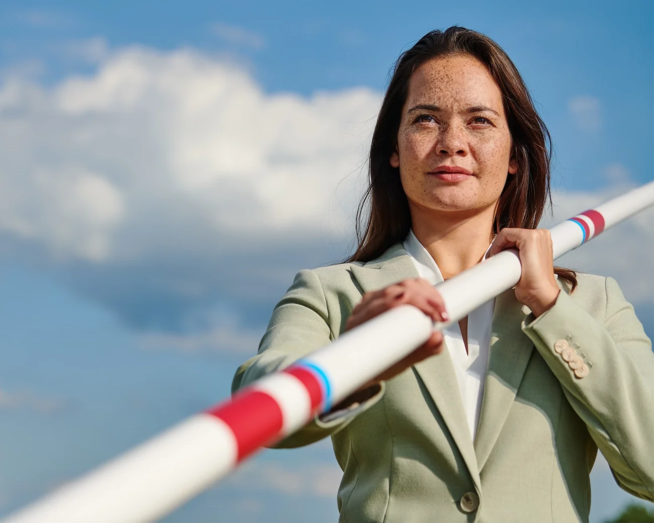 Zakenvrouw houdt NCOI polsstok vast